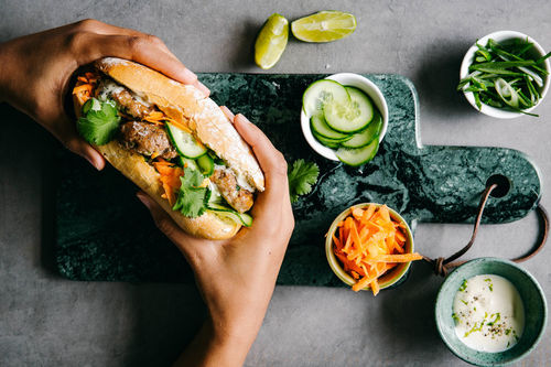 Vietnamesisches Bánh mì mit saftigen Schweinehackbällchen