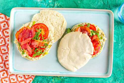 Pitasandwich mit Serranoschinken und Rucola mit Tomaten und Kräuter-Ricotta-Creme