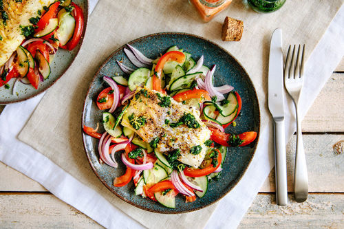 Kabeljau mit Petersilienöl an mediterranem Tomaten-Gurken-Salat