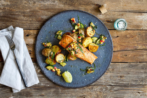 Gebratenes Lachsfilet mit Pfirsichsalsa und Kartoffeln