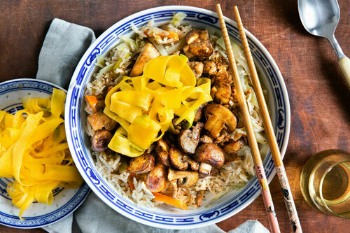 Würziges Hack und eingelegte Karotte auf Asia-Reistopf mit Gemüse