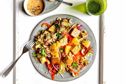 Fruchtiger Thai-Salat mit Tofu und buntem Ananas-Cashew-Gemüse