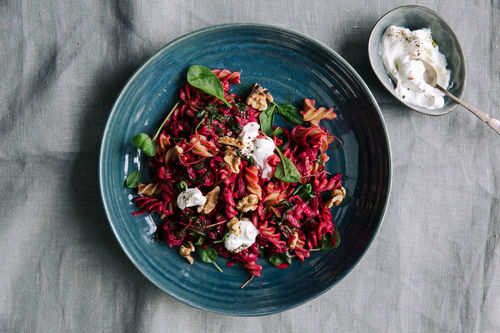 Rote-Bete-Pasta mit Spinat dazu Ziegenfrischkäse und Walnüsse