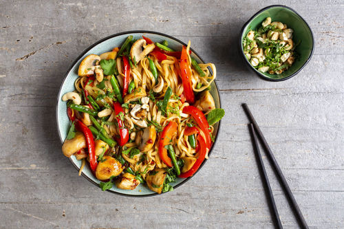 Bratnudeln mit Cashews und knackigem Gemüse