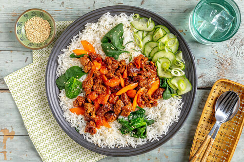 Vegane Hackpfanne mit Gochujang dazu Sesam-Spinat-Basmati und Gurken