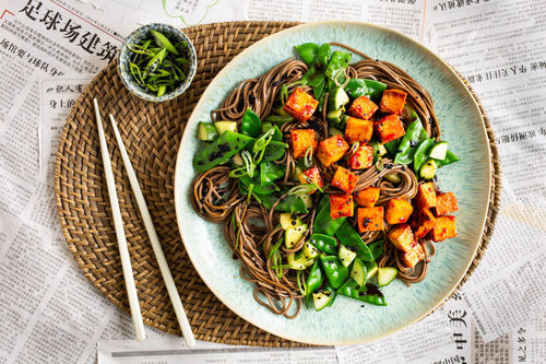 Tofuwürfel pikant & süß auf Sobanudeln mit Kaiserschoten und Gurke