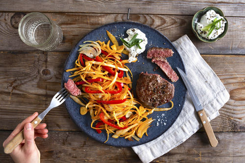 Schnelles Rindersteak mit Dip und Paprika-Weißkohl-Gemüse