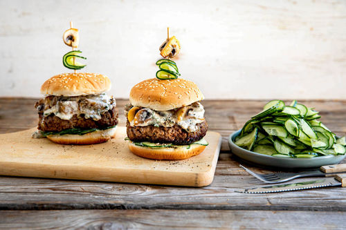 Saftiger Beef-Stroganoff-Burger mit Pilzen, dazu Gurkensalat