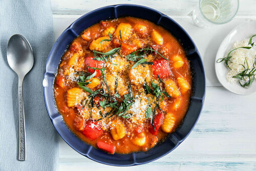 Tomatensuppe mit Gnocchi und Veggie-Chorizo garniert mit Basilikum und Käse