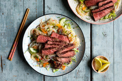Saftiges Rindersteak auf thailändischem Glasnudelsalat