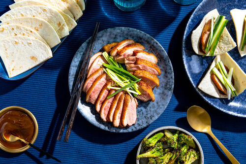 Zarte Entenbrust Asia-Style dazu Hoisinsauce und Sesambrokkoli