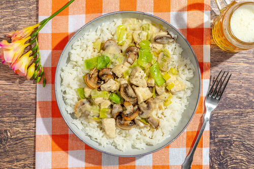 Cremiges Frikassee vom Bio-Huhn mit Lauch und Pilzen auf Jasminreis