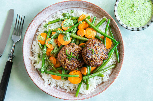 Bio-Rindfleischfrikadellen peruanische Art dazu Karotten-Bohnen-Gemüse und Reis