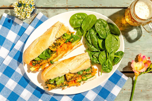 Vegetarisches Tofu-Bánh-Mì mit Zitronengrassauce und Spinatsalat