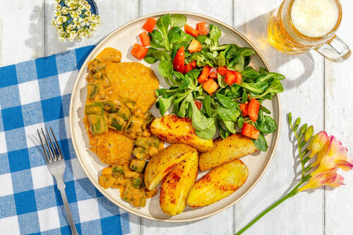 Veganes Hähnchenschnitzel mit Senfsauce an Ofenkartoffeln und Feldsalat mit Tomate