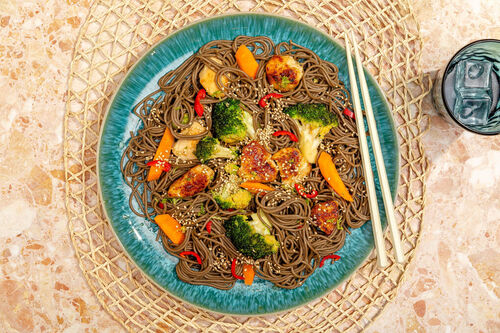 Bio-Hähnchen mit Honig und Sesam mit würzigen Sobanudeln und Brokkoli