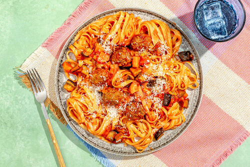 Vollkornpasta mit Geflügelhackbällchen und würziger Tomaten-Auberginen-Sauce