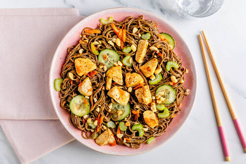 Sobanudeln mit gebratenem Hähnchen und cremiger Erdnusssauce