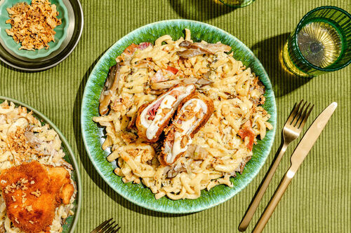 Hähnchenschnitzel à la Cordon Bleu auf Spätzle in cremiger Pilzsauce mit Speck