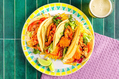 Scharfe Hähnchen-Tacos mit Tomaten, Kimchi und Käse