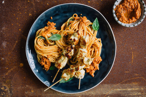 Pasta mit Hähnchenspießchen und Tomaten-Haselnuss-Pesto