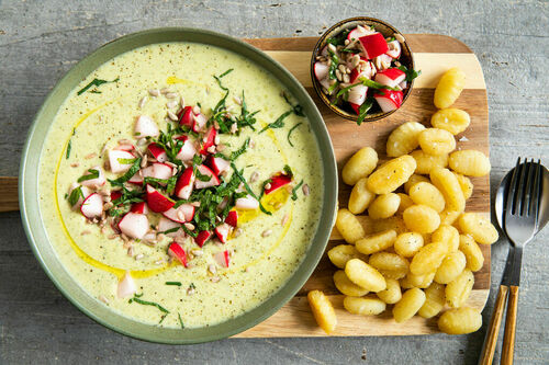 Zucchini-Kokos-Cremesuppe mit Gnocchi und Sonnenblumenkernen