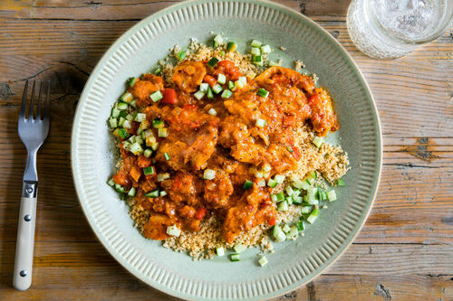 Afrikanisches Paprikahähnchen vegan leicht pikant mit Couscous und Gurke