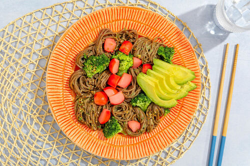 Vollkorn-Mie mit Brokkoli und Tahini dazu eingelegte Radieschen und Avocado