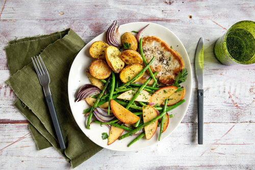 Schweinesteak mit Kartoffeln und fruchtigem Bohnengemüse