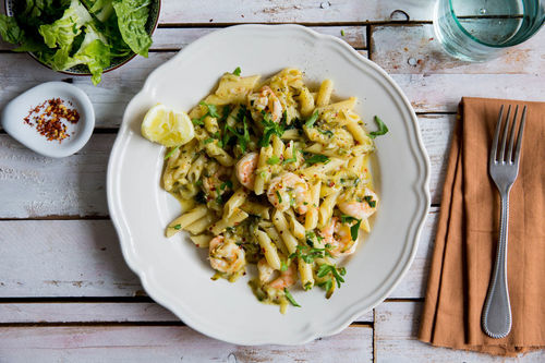 Penne mit Tigergarnelen in zitroniger Zucchinisauce
