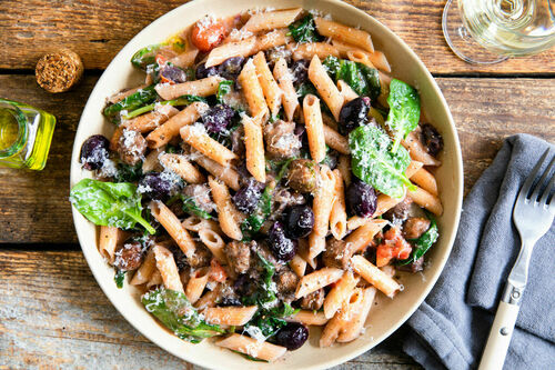 Pasta mit Rindswurst und Weintrauben würzig-fein mit Käse und Spinat