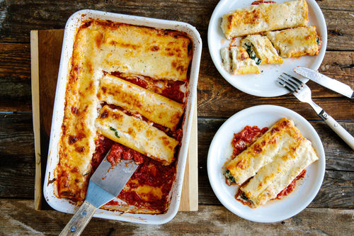 Ricotta-Spinat-Cannelloni mit Béchamelsauce und Käse