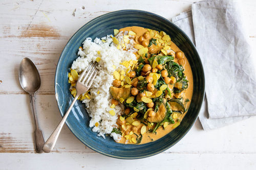 Kichererbsen-Spinat-Korma mit Zucchini und Mandeln, dazu Reis