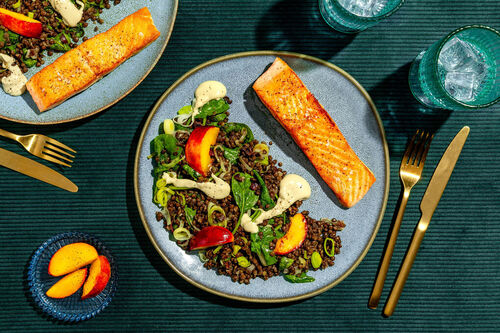 Lachsfilet und gebratene Nektarine auf Linsensalat mit Spinat und Lauch