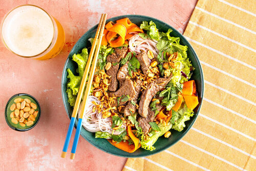 Würziger Bio-Rindfleischsalat vietnamesische Art mit Kräutern und Nüssen