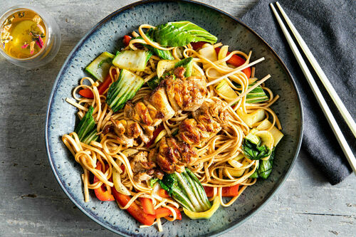 Hähnchen-Yakitori auf Udon-Nudeln mit Paprika und Pak Choi
