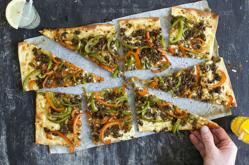 Flammkuchen Philly-Cheesesteak-Style mit saftigem Schweinehack und Paprika