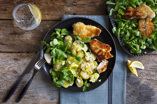 Knusprige Hähnchenschnitzel dazu Kartoffelsalat mit Ei
