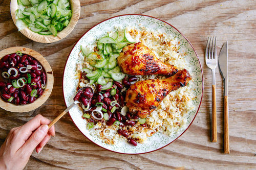 Pikante Hähnchendrumsticks mit Kidneybohnen und Blumenkohlreis