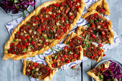 Pide mit saftigem Rinderhack und knackigem Rotkohl-Minze-Salat