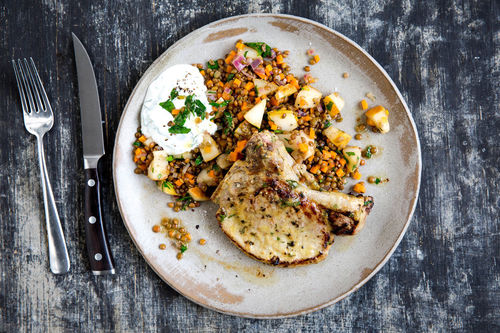 Saftiges Schweinekotelett mit feinem Birnen-Linsen-Gemüse