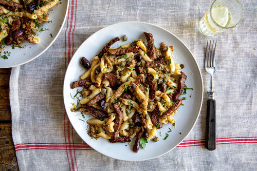 Rindfleisch-Pasta tonnato mit Kapern und Oliven