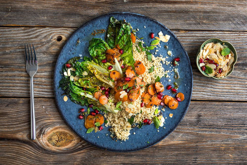 Couscous mit pikanten Karotten mit gebratenem Salat und Granatapfel