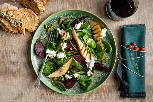Gebackene Rote Bete mit gegrillter Birne und Ziegenkäse