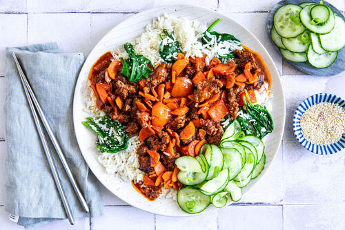 Würzige Bio-Hackpfanne mit Gochujang dazu Sesam-Spinat-Basmati und Gurken