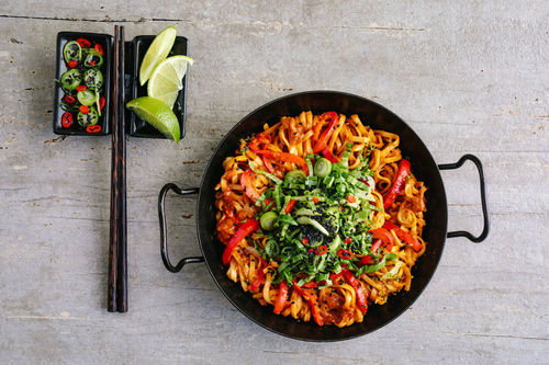 Vegane Satay-Vollkornnudelpfanne mit Pak Choi und Sesam
