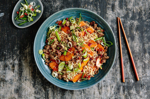 Asia-Vollkornnudelpfanne mit Rinderhack und grünen Bohnen