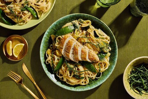 Edle Gemüse-Tagliatelle mit Hähnchenbrust fein-cremig mit Kaiserschoten und Queller