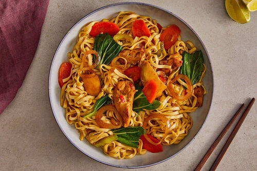Herzhafte Teriyaki-Hähnchen-Vollkornnudeln mit Baby-Pak-Choi und Limette