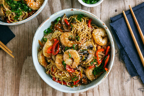 Koreanische Vollkornnudelpfanne mit Garnelen süß-sauer mit knackigem Gemüse